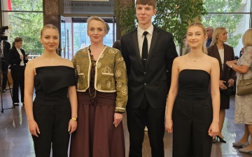 Gimnazistai ir istorijos mokytoja dalyvavo Gedulo ir vilties, Okupacijos ir genocido dienų minėjime LR Seime