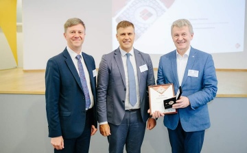 Lietuvos inžinerinės pramonės asociacijos LINPRA garbės ženklu apdovanotas mūsų centro direktorius dr. Vytautas Petkūnas!