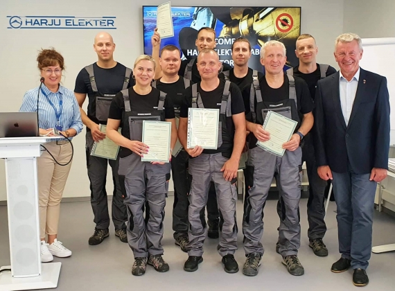 Įteikti profesinio mokymo diplomai Panevėžio įmonės „Harju Elekter“ darbuotojams1