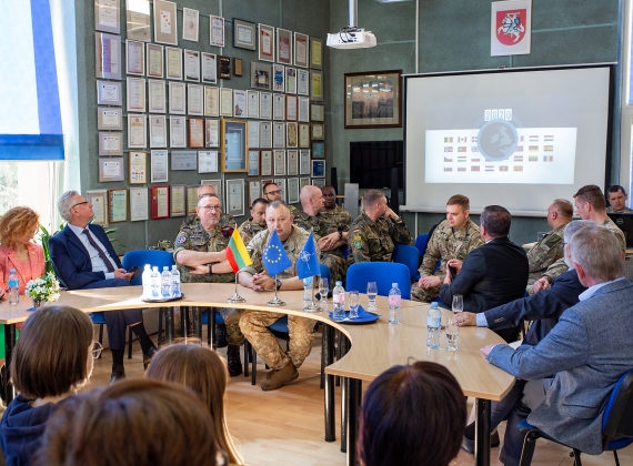 Mūsų centre lankėsi NATO pajėgų integracinio vieneto atstovai!13