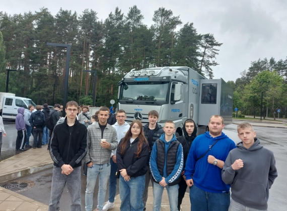 Infobusas su Festo įranga – inovacijos iš arti!24